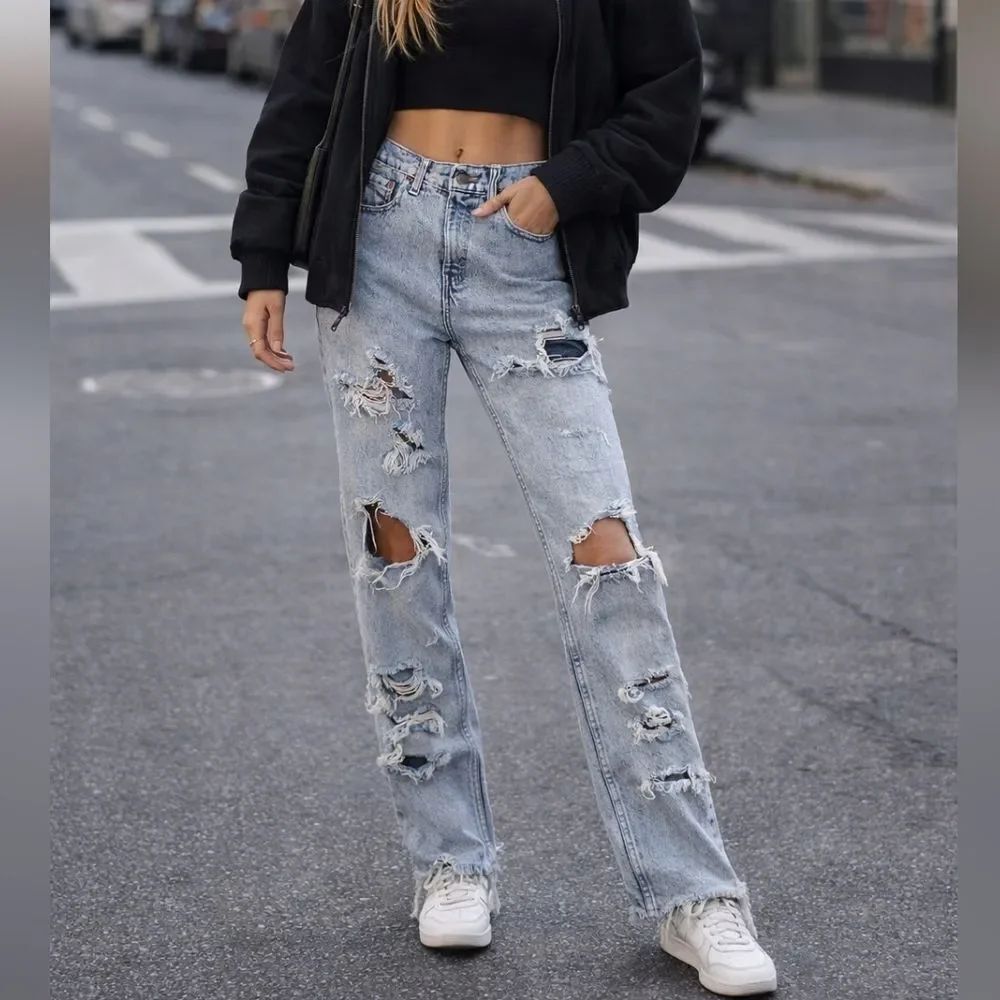 Vintage Levi’s 550 Distressed Light Wash High-Rise Mom Jeans 28×34